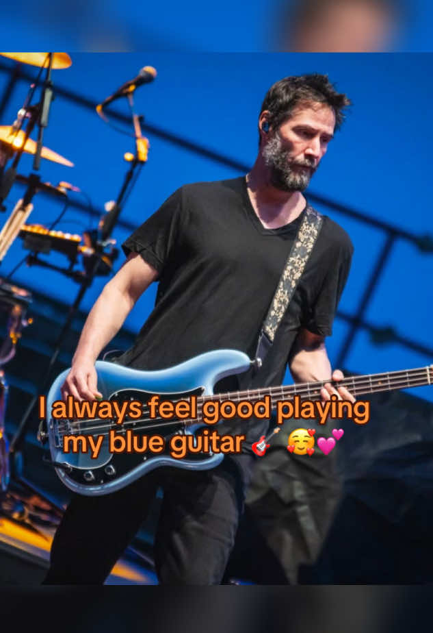 I got a special, and magical vibe playing my Blue guitar 🎸💕🎄 merry Christmas to you all 🥰❤️🎄🎄🙏🏼 #keanureeves #keanureevesofficial #dogstarband #foryoupage❤️❤️ 