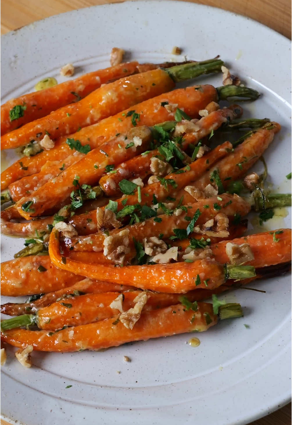 Garlic butter roasted carrots. Full recipe on daenskitchen.com #carrots #garlicbutter