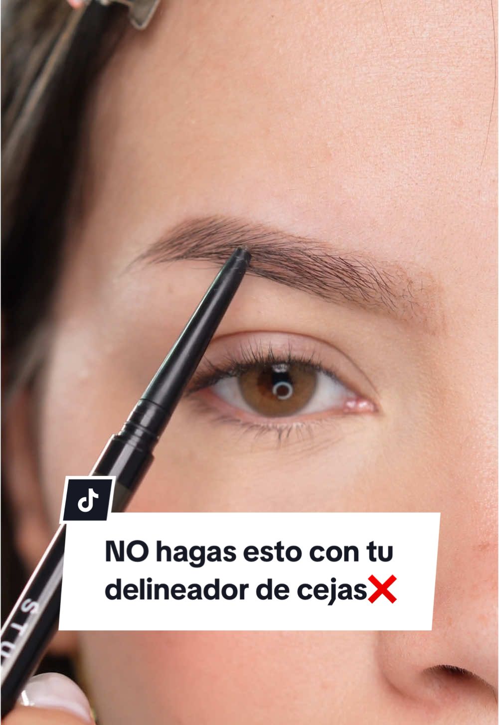 estos tips son demasiado útiles para sacarle el mayor provecho a tu Precision Brow Duo Studio Look💖✨ lo amamos porque tiene: * ﻿﻿punta retráctil + cepillo que peina, perfila y define tus cejas * ﻿acabado súper natural💫 * ﻿pigmentación en una sola pasada #lapizdecejas #cejaspeloapelo #cejas #cejasperfectas #cejaslindas #cejasorganicas #cejasdefinidas #brows #maquillajecejas #PrecisionBrowDuo #PrecisionBrowDuoStudioLook #cyzone 