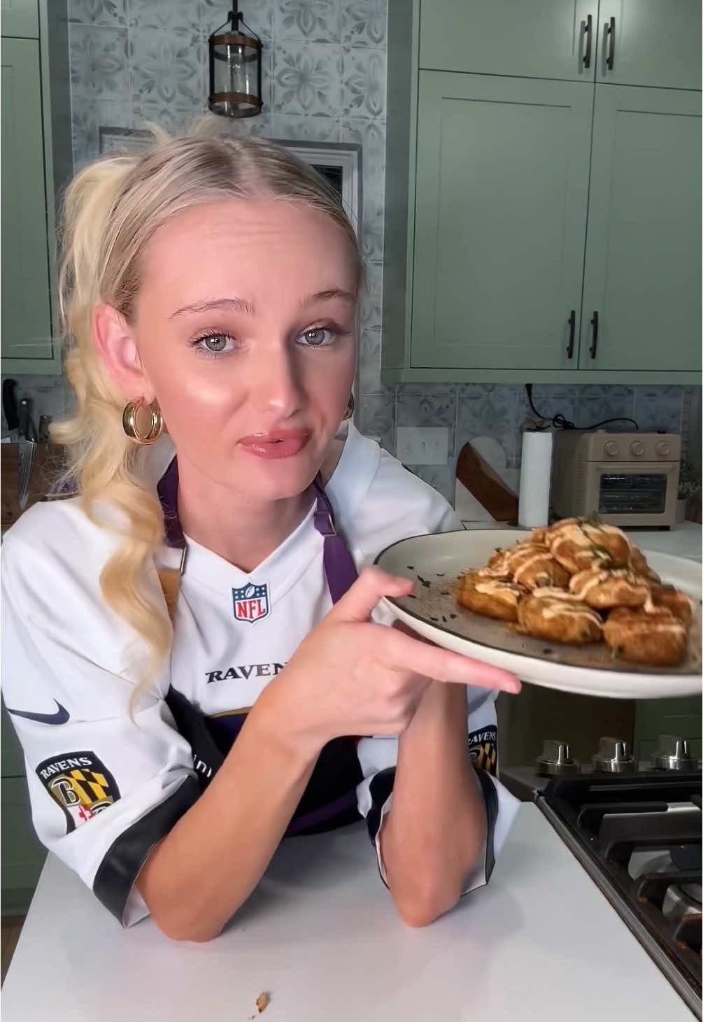 Christmas just got a whole lot better!! Catch the NFL on @Netflix this holiday season! Grab the fam (and some crab cakes 🦀) and settle in for the perfect game day on December 25th #netflixpartner @NFL 