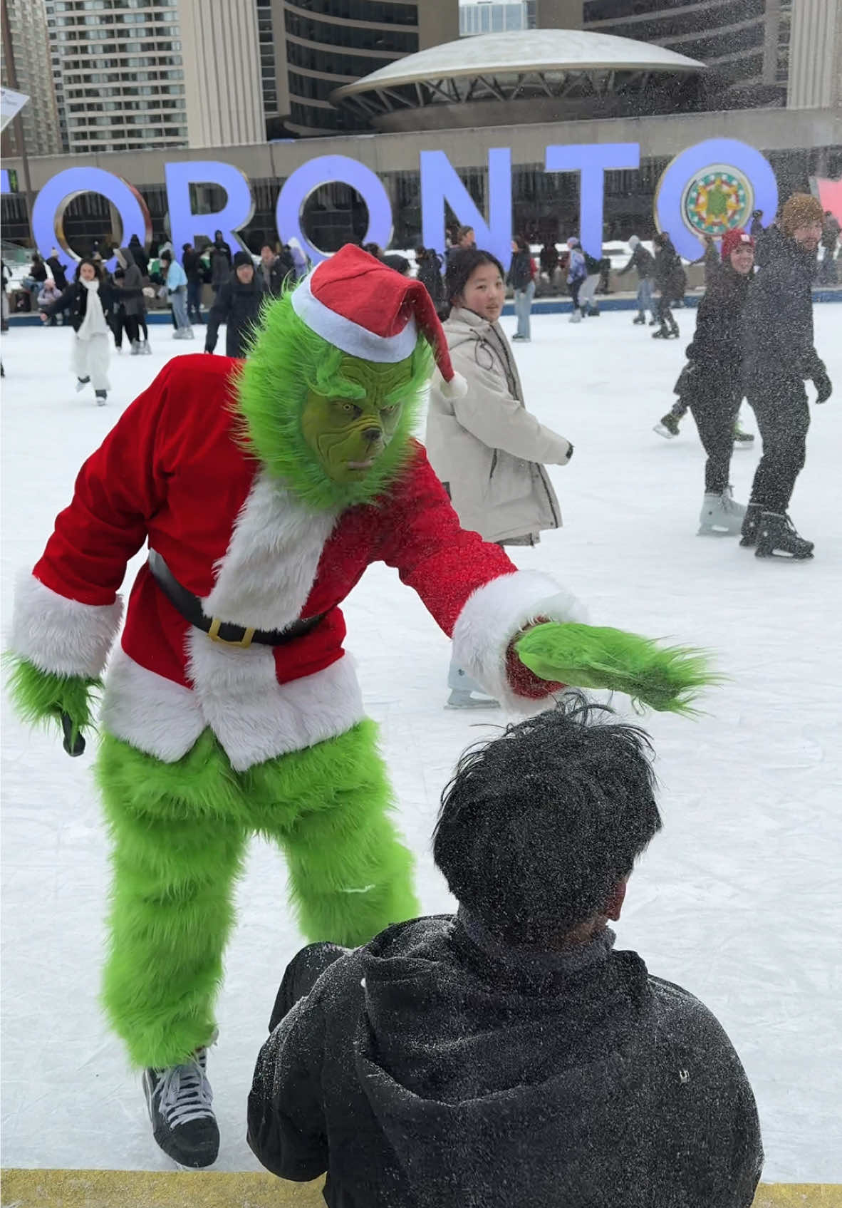 THE GRINCH 🎄💚 #christmas #IceSkating #toronto 