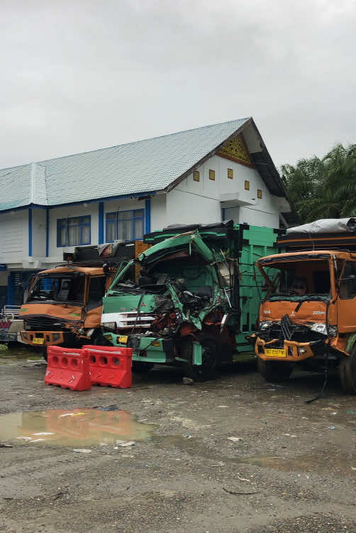 Kecelakaan beruntun 3 truk #beranda #tiktok# #aceh #jalanlintasmeulabohbna #meulaboh#acehbarat@AMPON MODEREN @perintis$ @🅰️bgda 🇹🇷 @cut bang 