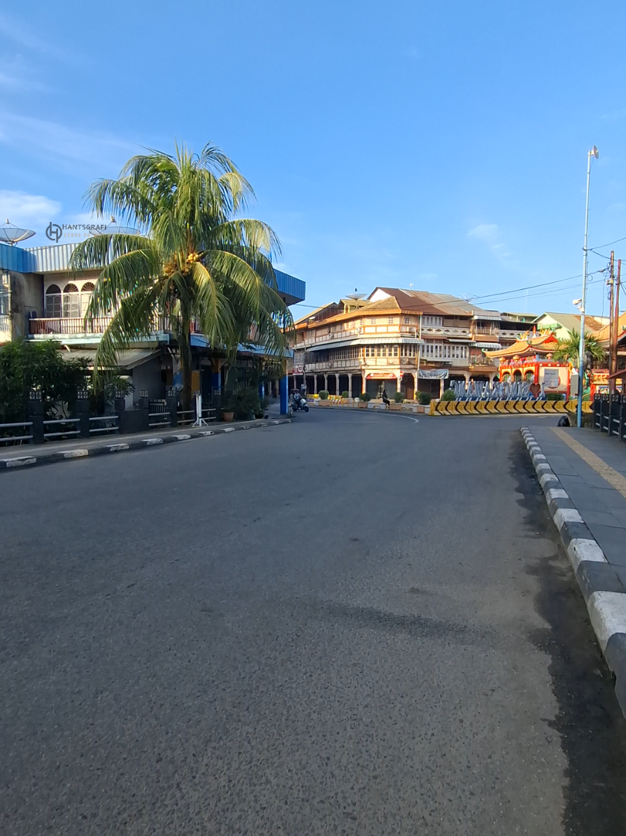 Monday, Morning in Singkawang City ⛩️☀️ 🎞 : @hantsgrafi #kotasingkawang #singkawang #kalimantanbarat 