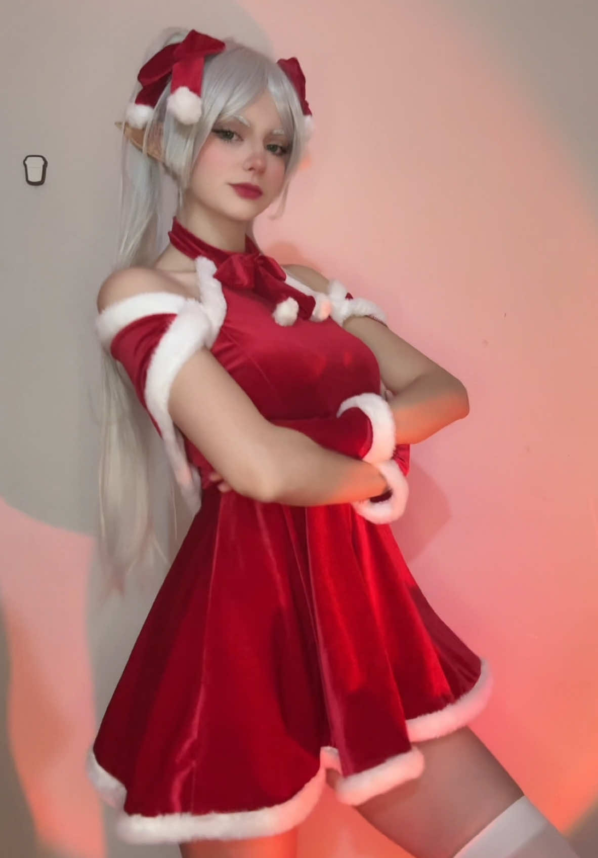 Frieren navideña! 🎄 #viral #frieren #frierencosplay #frierenbeyondjourneysend #frierenanime #Anime #Cosplay #parati #fyp #frierenmanga #manga #animetiktok #cosplaygirl #xyzcba #sousounofrieren #Otaku #foryou #himmel #christmas #navidad 