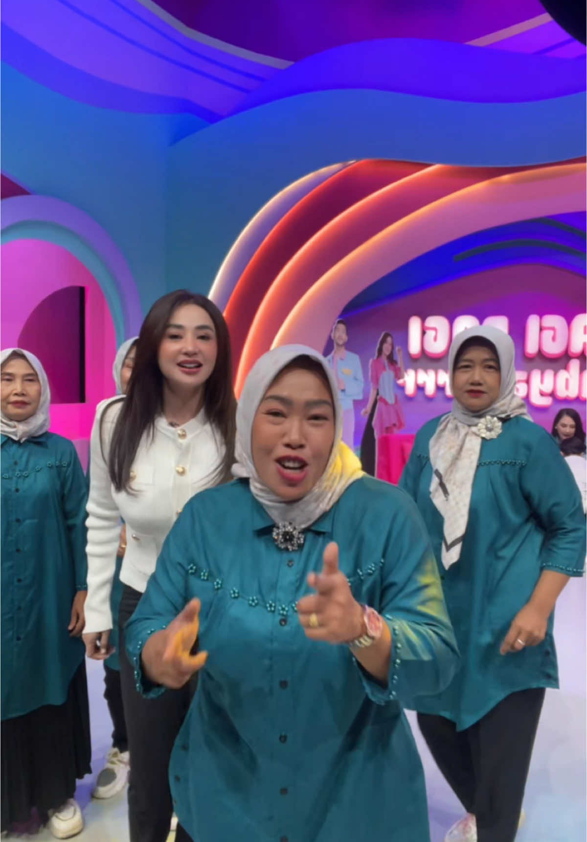 Ini langsung sm ibu penyanyi “waktuku kecil” di @pagipagiambyartranstvcorp 😂😂