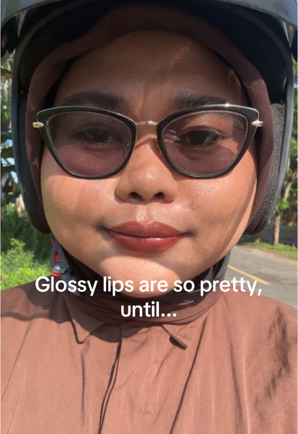 semua hal nempel di lips😭  #makeup #lipgloss #related #girl 