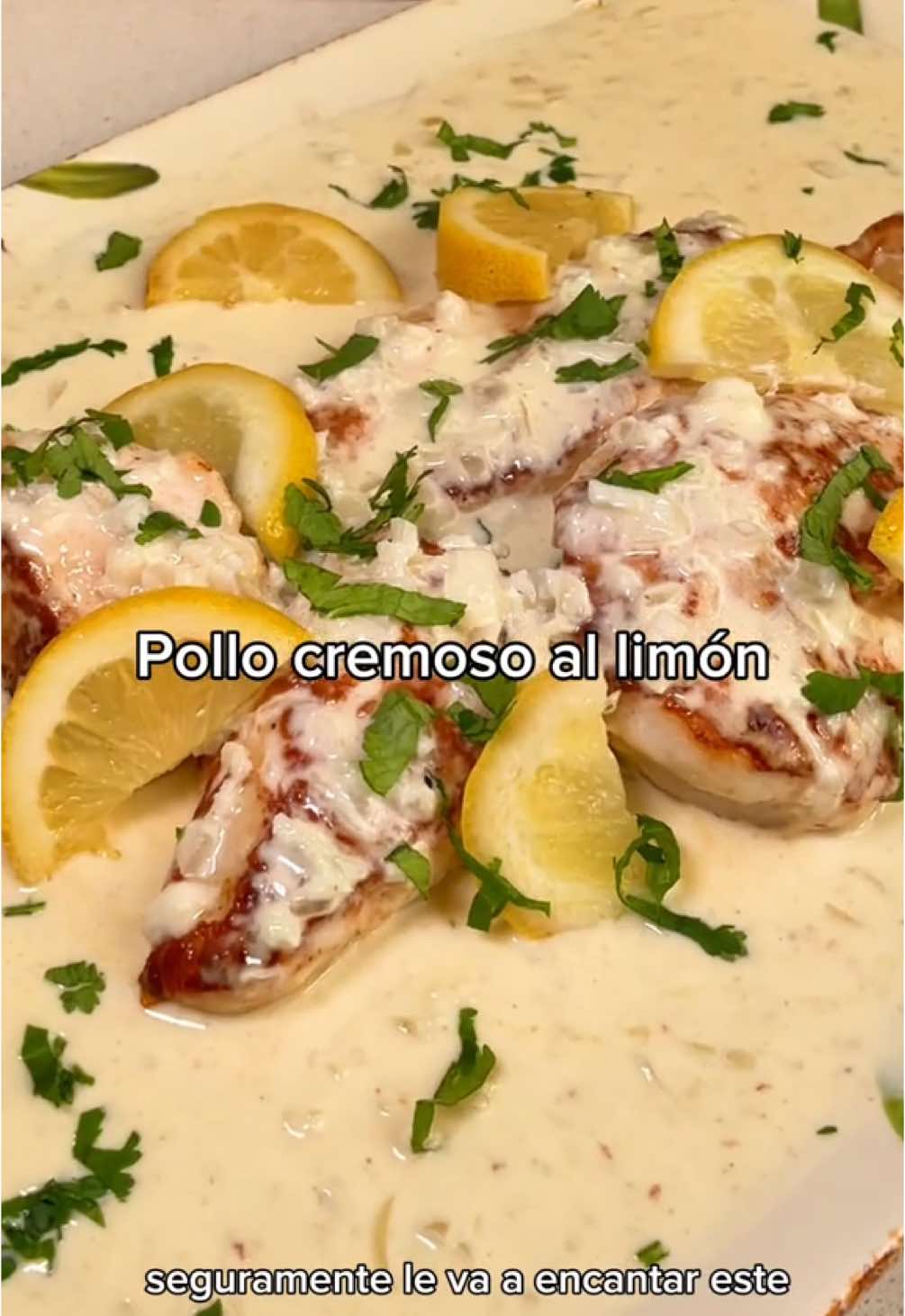 Justiciero, si estás cansado del pavo entonces tienes que probar este delicioso pollo al limón ¡Fácil y delicioso!🎄🎁. Lo mejor es que todos los ingredientes los encuentras en Jüsto.Mx 😎 Ingredientes 1 pechuga de pollo de calidad sin hueso ni piel de Jüsto 😎 1/4 de mantequilla  2 dientes de ajo 1/2 cebolla picada  1 taza de crema 2 limas  4 limones verdes Procedimiento  1.- Corta las pechugas en partes grandes. 2.- Ásalas en una sartén y retira. En esa misma sartén sofríen con mantequilla, ajo, cebolla, crema, el jugo de limón y las limas.  3.- Sirve el pollo con la crema, decora con rodajas de lima y limón, cilantro picado ¡Y listo! Pide todos los ingredientes para esta receta en www.justo.mx 🏡🚛 el súper 100% digital 😎 ¡Sin intermediarios! - #JustoMx #recetastiktok #recetasnavideñas #recetasparanavidad #recetasfaciles 