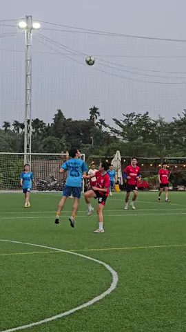 Đã có lúc đam mê đến quên tất cả, đã có lúc sợ hãi. Mỗi giai đoạn ta sống hết mình với khoảnh khắc đó. Bóng đá vẫn là một điều gì đó khó nói. Cảm xúc vấn là đỉnh nóc gói gọn trong 30s 😅#xuhuongtiktok#Binhgau#vtmgr#WomenInSports#LearnOnTikTok 