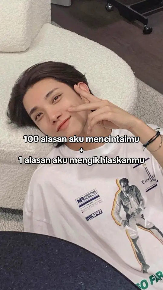 100 alasan aku mencintaimu 1. senyumnya terlalu manis 2. tawanya yang menarik perhatian 3. gantengnya gak ngebosenin 4. mempesona hati 5. tinggiii 6. family man 7. love kids 8. attractive 9. suka tertawa 10. berbakat dalam segala hal 11. his dance  12. gentleman 14. dia baik bangettt, aku yakin 15. suka berbagai macam hewan 16. his voice woii 17. humoris sekalii 18. penyelamat saat aku sedih 19. cintanya pada member sebong.. 20. perlakuannya pada carat hihi 21. smart boy!! 22. genius boy 23. loyal 24. photogenic abiss 25. oufitnya yang keren 26. black hair+ undercut behh mantap 27. caranya dia berbicara 28. sunday morning nya carat 29. tempat aku pulang 30. jatuh cinta terdalam 31. sifatnya yang ceria 32. anak tunggal 33. dia itu unik 34. gabisa nemuin yang kayak dia 35. anak nya ekstrovert mampus 36. kata katanya memotivasi 37. pengertian ke semua orang 38. clingy pada orang tertentu 39. mata yang indah 40. green flag 41. sopan santun 42. american boy 43. energi positif 44. penuh kasih sayang 45. penuh kejutan 46. cintanya pada musik 47. kesabaran setebal uang nya 48. buat aku senyum kalau inget dia 49. empati tinggi 50. tidak mudah menyerah 51. semangat hidup 52. tulus dalam pekerjaannya 53. daya pikatnya terlalu besar 54. pekerja keras 55. positif vibes 56. kadang pendiem 57. lawakannya 58. pesonanya 59. suka foto mirror 60. cool guy 61. saat dia memakai kacamata beuhh 62. i like his hair!! 63. big boy carat 64. cara dia nyapa carat 65. his bare face 66. my typeeee 67. boyfriendable 68. comfort person 69. bibirnya yang cantik 70. joget andalan “love shot” 71. sifat manja nya 72. lagu buatannya 73. ada aja gebrakannya 74. padahal dia itu lucu banget 75. malu malu in exo krna lagu love shot 76. aksen america nya beuh 77. wajahnya saat di big screen 78. bersinar layaknya bintang 79. kakinya yang lincah 80. sekali up tiktok bikin kejang kejang 81. susah update 82. actually suka dia apa adanya 83. akan menjadi pasangan yang baik 84. sayang teman 85. anak nya rapi kapanpun dan dimanapun 86. menghargai orang orang di sekitarnya 87.  suka anjing jugaa 88. menghargai waktu 89. editan velocity joshua 90. anak nya kreatif bgt 91. tidak sombong 92. gaya hidupnya yang sehat 93. dermawan 94. dia ga pernah ngeluh 95. termasuk hyung line 96. penuh prestasi 97. bukankah dia sangat menggemaskan 98. vlog yg mendukung halu carat 99. aesthetic 100. suka bikin orang di sekitar nya tertawa 1 alasan aku mengikhlaskanmu karna dia adalah hong jisoo,seorang idol seventeen yang hanya pantas untuk di kagumi dan untuk tidak berharap bisa dimiliki,tapi yang paling penting aku senang bisa mengenal dia dan member yang lain bs memberikan kebahagian dan mental yang sehat di hidup ini, i love you now,tomorrow and together.here, i always support for you💗🤍🤍🫶🏻 #joshua #joshuaedit #joshuaseventeen #hongjisoo #fyppage #fypシ #4u 