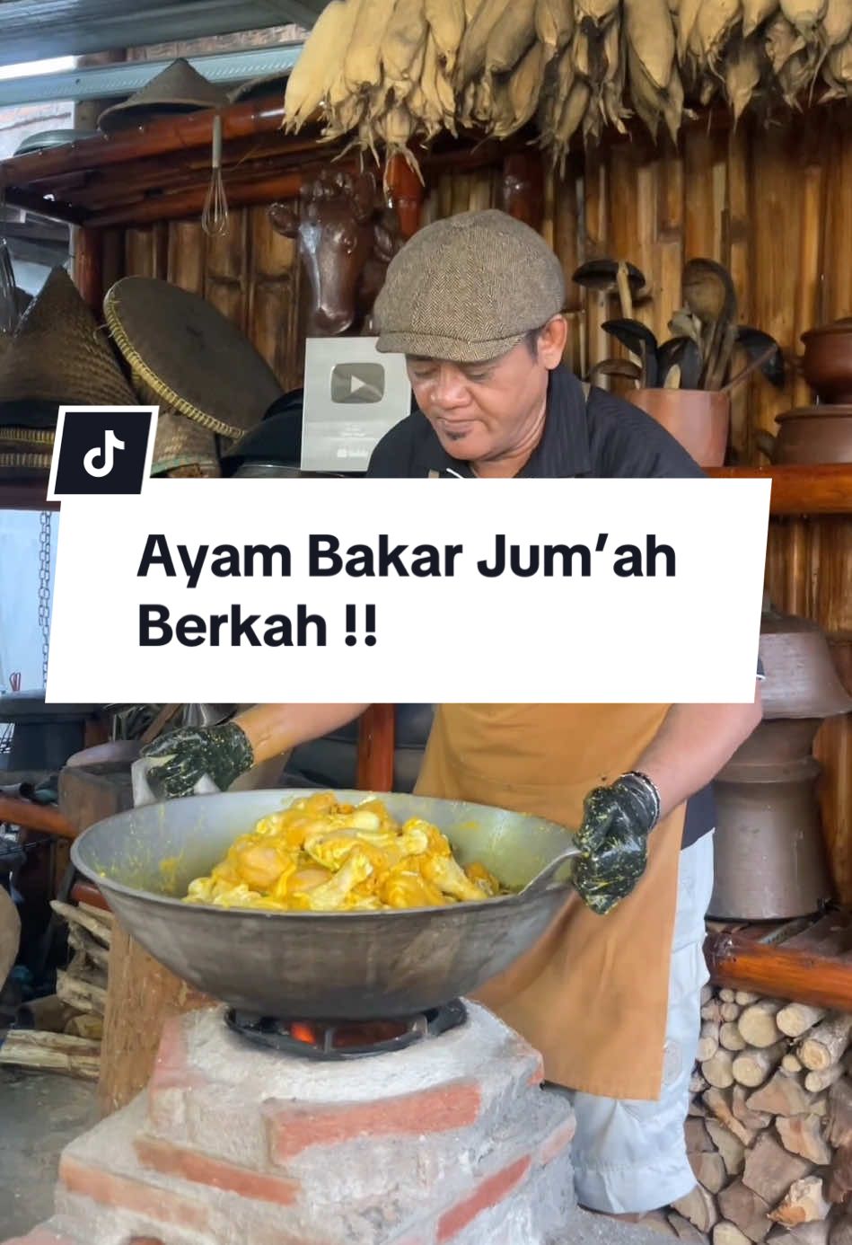 Ayam Bakar Jum'at Berkah !; Bahan : - Ayam 13 kg Bumbu halus ungkep ayam : - Bawang merah 100 gram - Bawang putih 50 gram - Jahe 50 gram - Kunyit 250 gram - Kemiri 50 gram - Ketumbar 3 sdm Bumbu cemplung : - Garam 5 sdm - Penyedap Rasa 2 sdm - Gula aren 3 keping - Daun jeruk 10 Lembar - Daun Salam 10 Lembar  - Sere 5 batang - Lengkuas 5 ruas - Kecap Manis secukupnya Bumbu ulesan ayam bakar : - Kuah ungkep ayam  - margarin 2 sdm #ayambakar #jum'atberkah 