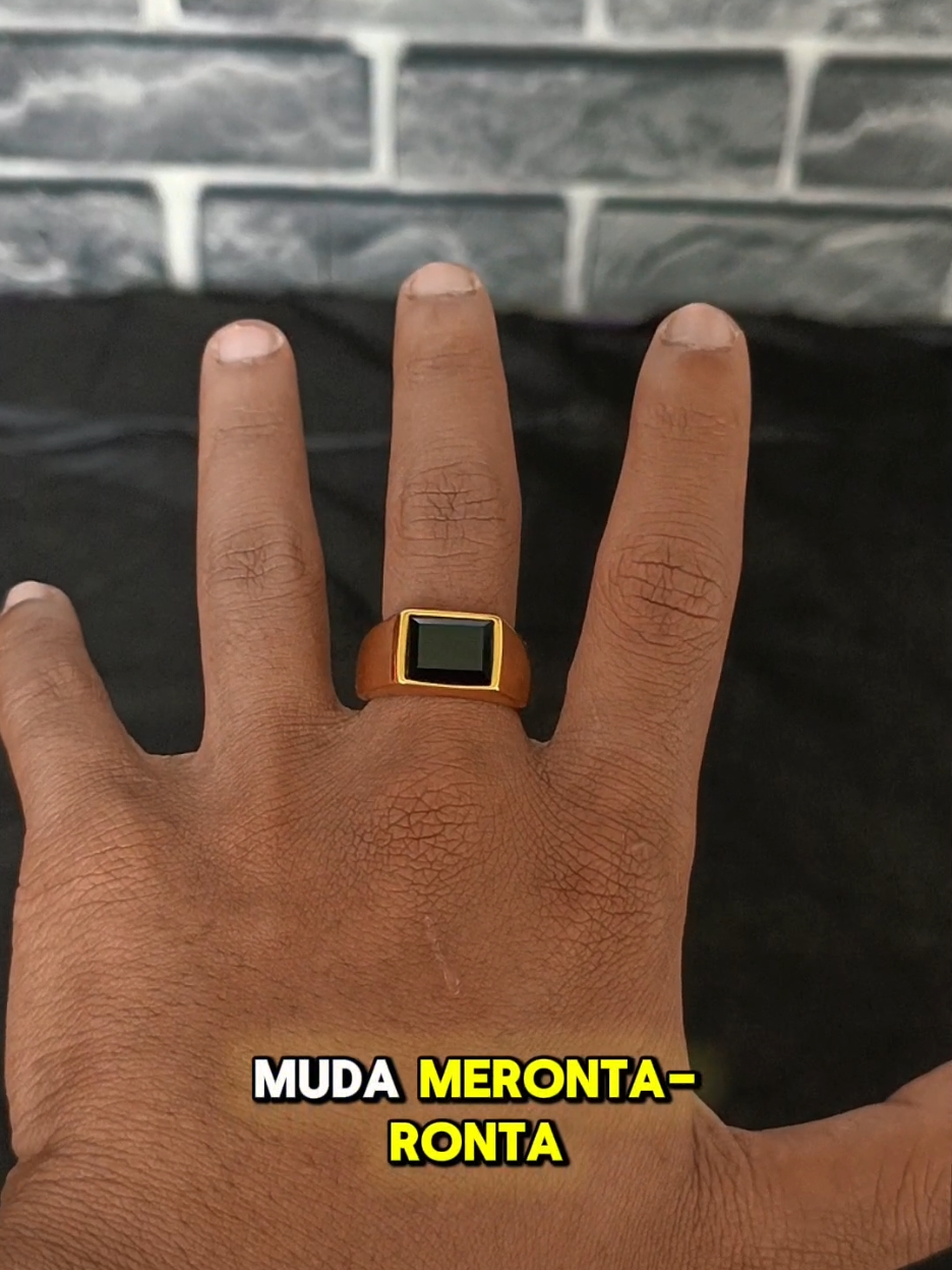 Penting Untuk dibaca terlebih dahulu sebelum pembelian !!! Rekomendasi Cincin Titanium Pria Keren, Desain Elegan / Aksesoris Pria Keren, Bikin penampilanmu makin macho dan kece. PENTING, HARAP DIBACA SEBELUM BELI !!! TENTANG PRODUK INI :  Set Cincin: Ya Aksesori Couple: Ya Desain: Berlian buatan Jenis kelamin: Laki-laki Kuantitas per Kemasan: 1 Acara: Harian Bahan: Titanium NOTES :  Cincin ini sudah berkualitas tinggi dengan bahan yang premium, dibanderol diharga dibawah 100 rb sangatlah worth it untuk kalian miliki. Stok sangat langka, sehingga cincin ini ketersediaan nya terbatas. #gebyarbelanjadesember #cincintitaniumantikarat #cincinmotiftitanium #cincinberliantitanium #cincinberlianhitam #cincinpriakeren 