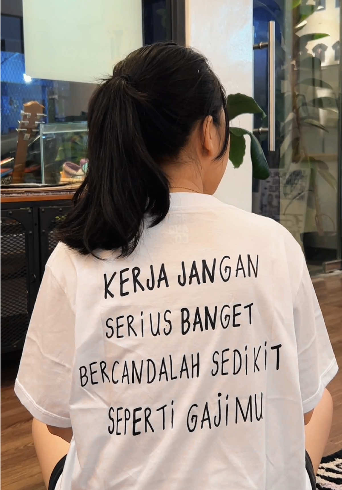 Bercandalah sedikit seperti gajimu 🗿 | Beli kaosnya di keranjang belanja kami yang tersedia di profil kami ya bray 🙌🏻 #gajian #yearandsale #kerja #bercanda #fyp 