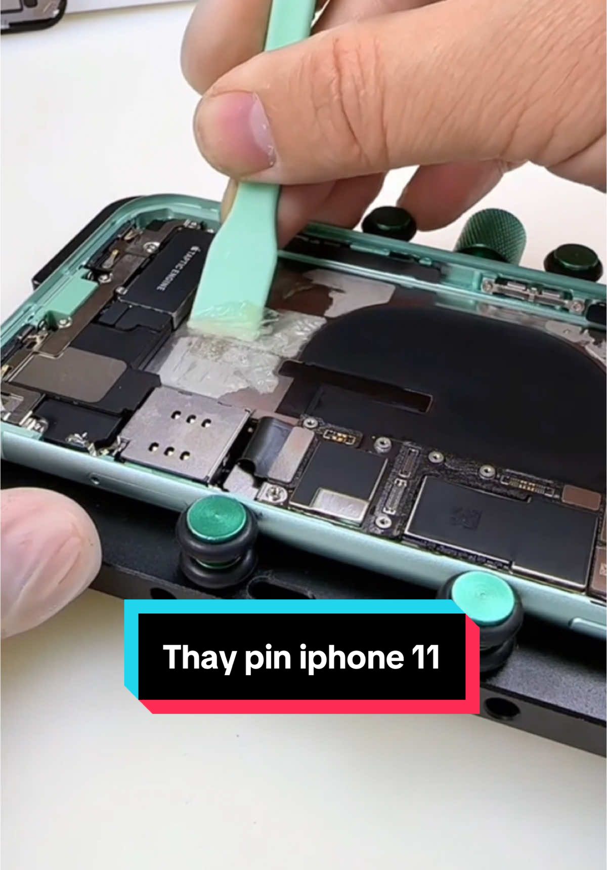 Thay pin iphone giá thợ lấy ngay #suaiphone #thaypiniphone #iphone 