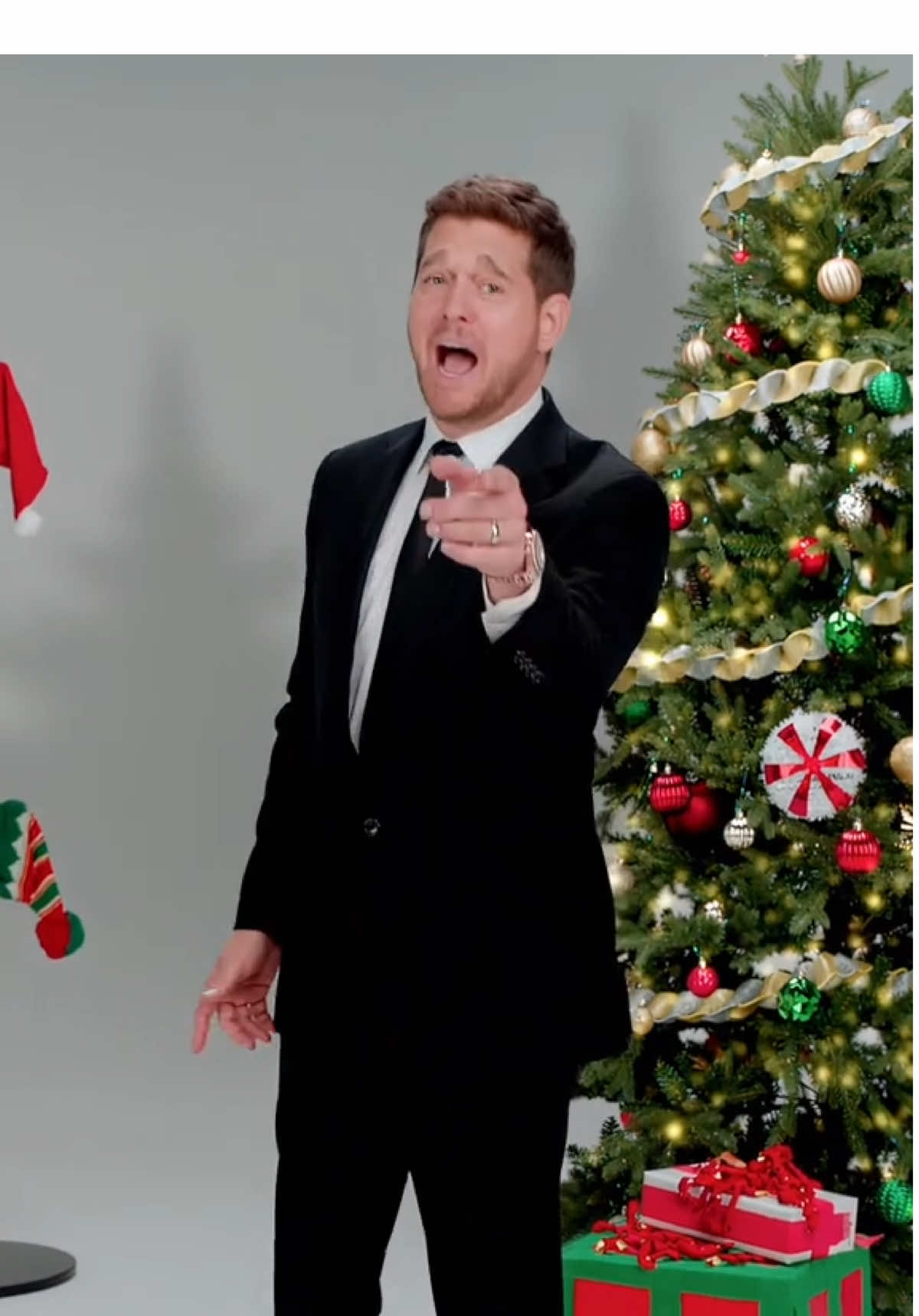 Christmas ain’t complete till we have Michael Bublé’s Christmas! 🎄 Two more sleeps till Christmas 😌 #christmas #hollyjollychristmas #michaelbublé @Michael Bublé 