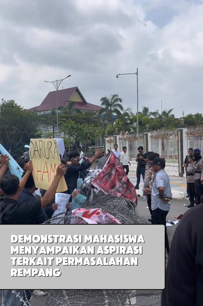 hai spotters  tadi pagi yang lewat di bundaran alun alun ada yang ngeliat ini gak?  menurut pendapat kalian gimana? tulis di kolom komentar yaa🔥🔥 • • • • #demo #rempang #batam #batammadani #batamkotaku #Batam195 #AnakBatam #BatamHits #BatamPride #batamspot #spot #rempangecocity 