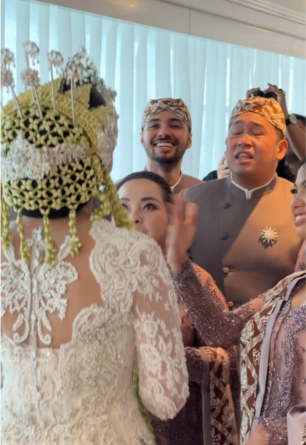 Best friends reaction seeing her in wedding dress are priceless.. The love in their eyes, the joy in their smile, it’s a moment that anyone can't never forget🥹✨ Congartulation, @Mici ✨  #fyp #bridesmaid #mici #parramitha #paramitha #wedding #firstlook 