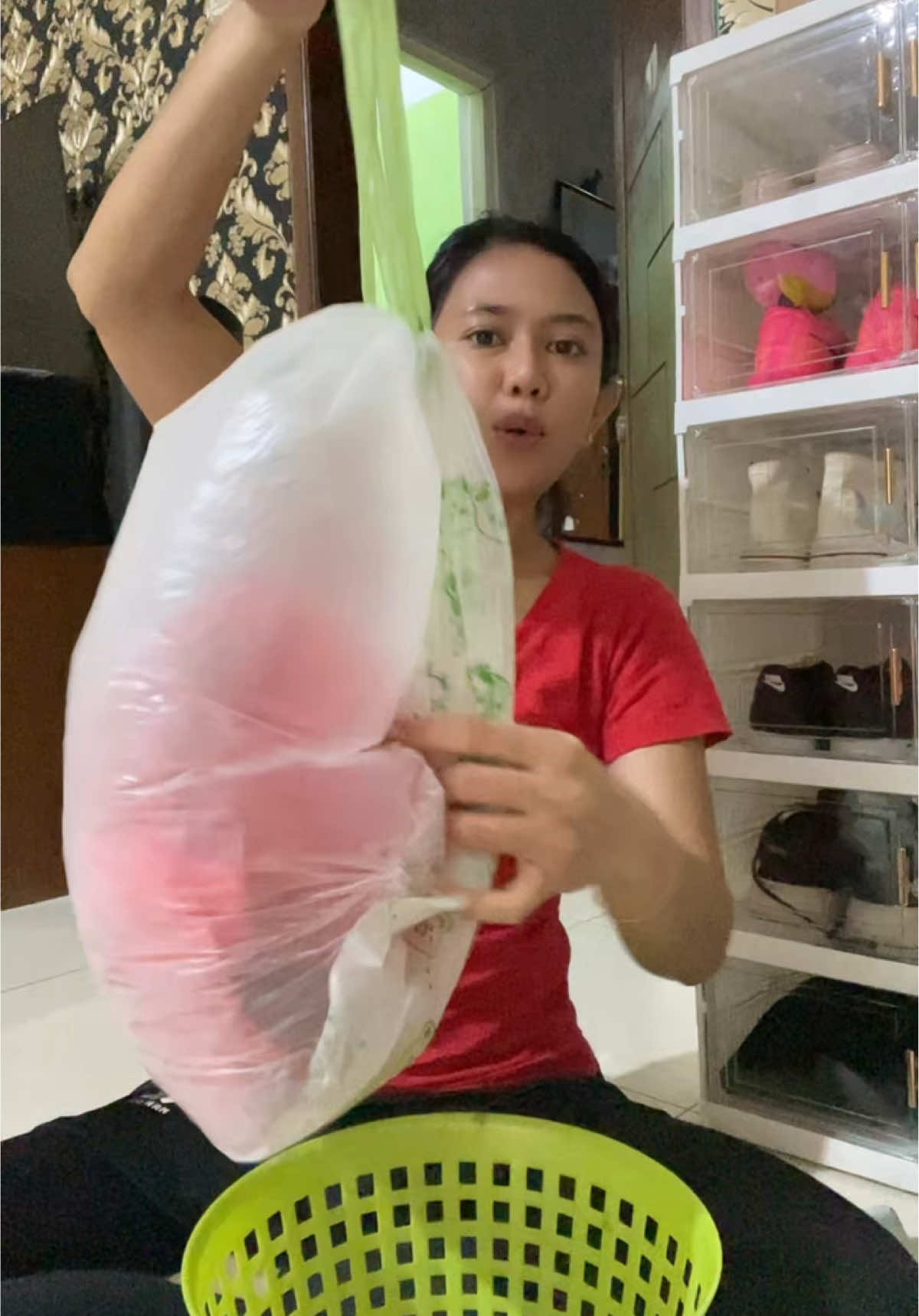 Ga perlu mungutin plastik bekas belanja pasar 🤣🤭 #plastik #plastiksampah 