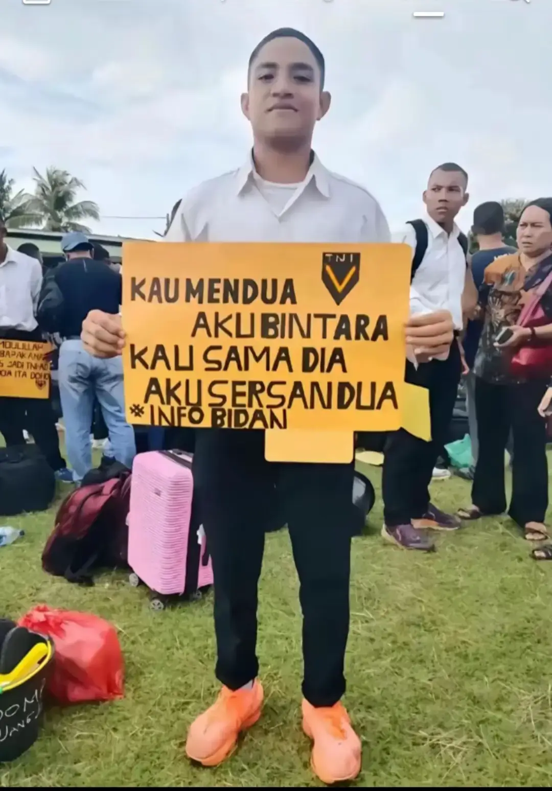 Semangat Pendidikannya Calon Komandan Regu Ku. Di Cermati Dulu baik-baik Dalam Berkata kata Netizen Kita Banyak Yang Baperan😂😂 #fypシ゚viral  #macangunung  #nttpride🏝🔥  #flores  #ende  #armabas31182  #tentaraindonesia 