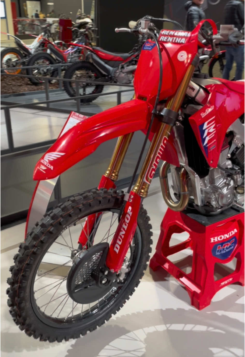 2025 Honda CRF 450R Works Edition with Showa suspension 😎 #crf450r #hondacrf450r #crf450 #hondacrf450 #hondacrf #showa #mxbikes #450cc #eicma 