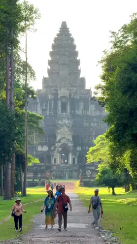 Angkor Wat Temple from the east entrance.🫶🇰🇭🇰🇭 …………………………… #visitcambodia #siemreap #angkorwat  #Cambodia #explorecambodia  #southeastasia  #timetotraveltimetotravel #travelingcambodia #cambodiatraveltips #cambodiakingdomofwonder #unescoworldheritage #beautyfulplace #travelphotography #travelblogger #biggesttemple #fyp #fypシ #foryourpage #viralvideos 