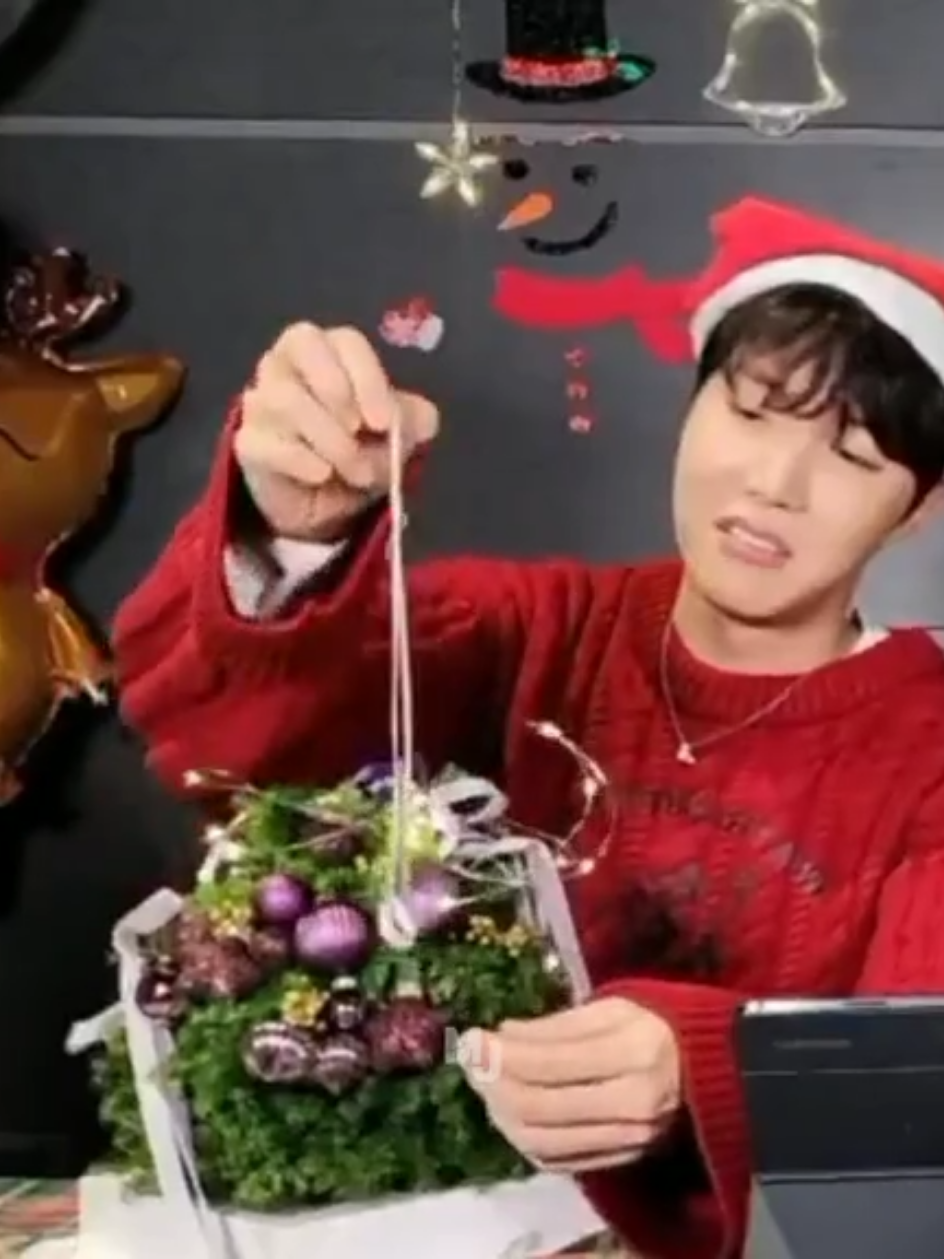 Not Jin and Hobi stealing each other's jewelry 😅 #fypシ #fyp #foryou #foryoupage #bts #bangtan #jin #jhope #weverse #live #christmas #steal #watch #necklace #funny #moment #video #viral 