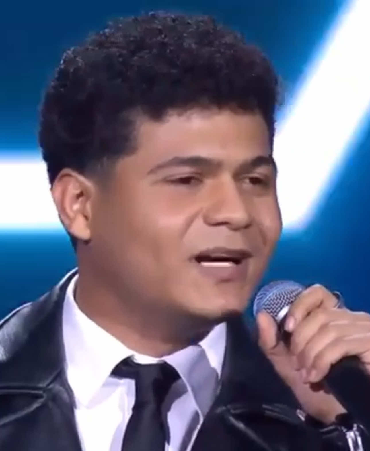 رغم انو امس كنت بمرحلة الخطر!!لكن هذا ادائي في اللايف الثالث X Factor اغنية (عيد وحب) للقيصر(كاظم الساهر) تحياتي وحبي الكم #برهم 