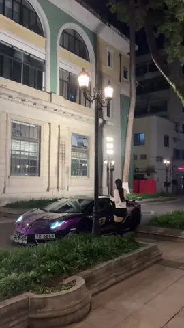 Video membuktikan bahwa selama kita punya uang, gadis-gadis cantik akan menemukanmu #lamborghini 