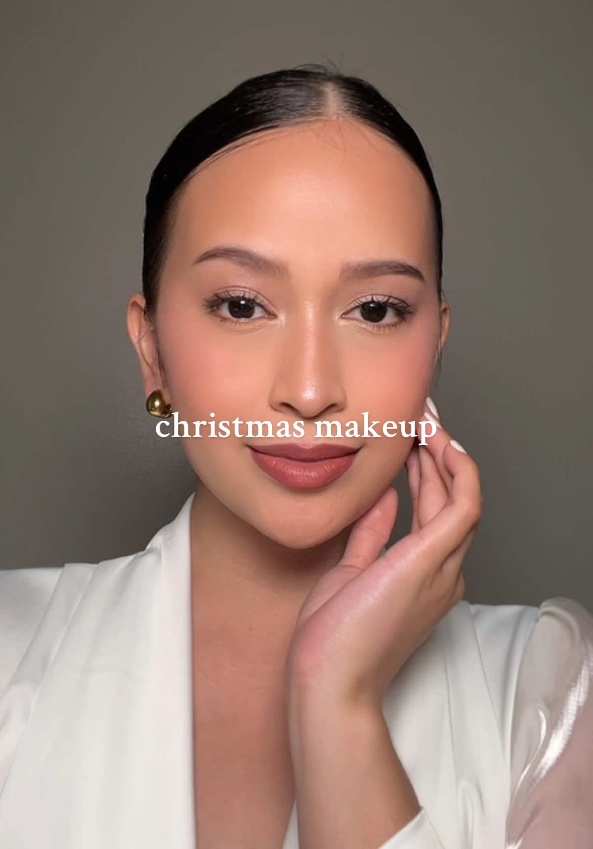 Noche Buena is tomorrow! 🤭💕 Here’s the last makeup look you can try for your Christmas celebration. If you’re going for something fun and fresh, a pink makeup look is the perfect choice! 🥰  #christamsmakeup #holidaylook @Bobbi Brown @Issy Cosmetics @Paulash @happyskinphil @blk cosmetics @Anastasia Beverly Hills @sephora @Lovely Causemetics @Burvon @Sunnies Face @Nature Republic Philippines @naturerepublic @GRWM Cosmetics @Diorbeauty @Hourglass Cosmetics 