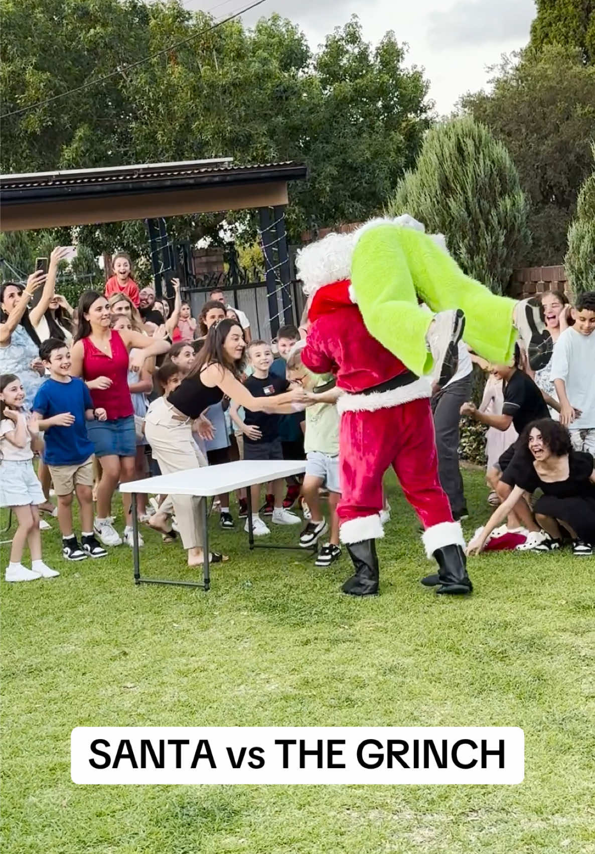 SANTA vs THE GRINCH #christmas #WWE #wrestling #santa 