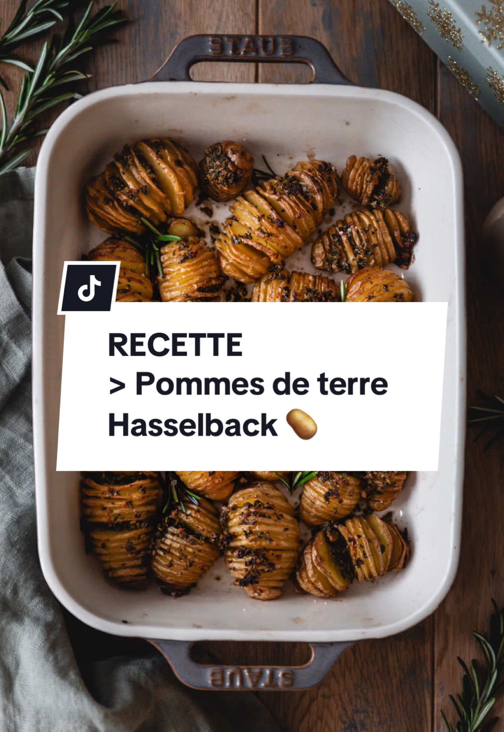 Les pommes de terre Hasselback au beurre de sauge et romarin, ma recette préférée pour un effet wahou sur votre table de fêtes ! 🤩 Pour qu’elles soient bien fondantes à l’intérieur et croustillantes à l’extérieur, il faut bien respecter la cuisson en deux temps : 30 minutes à 220°C puis 20 minutes à 180°C. ☺️ J’ai utilisé le beurre végétal Flora pour cette recette mais vous pouvez utiliser ce que vous avez chez vous. 👍 Bon appétit ! . . #veggiechristmas #veggiechristmasdinner #recettevegetarienne #recettevegan #veganchristmas #veganchristmasdinner #vegetarianchristmas #hasselbackpotatoes #hasselbackspotatis #pommesdeterrehasselback 