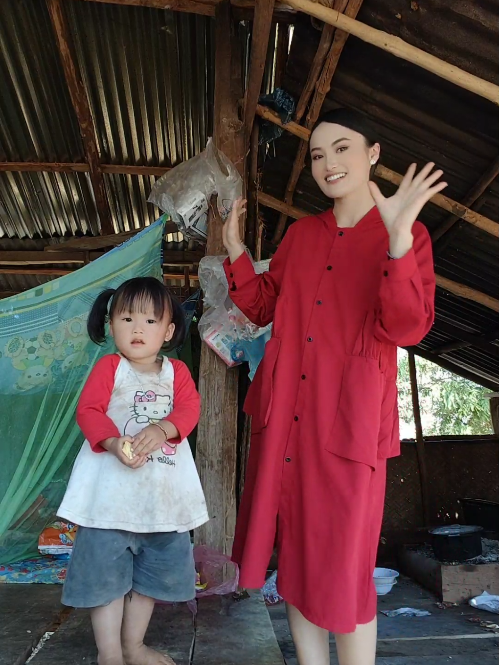 Let's dance with my niece. ເຕັ້ນກັບຫຼານສາວ😁 ຄຣິບ ປີກາຍ ໂພດສ໌ປີນີ້🥰 #payengxalor #missuniverseLaos2022 #trend #ti̇ktok #dance 