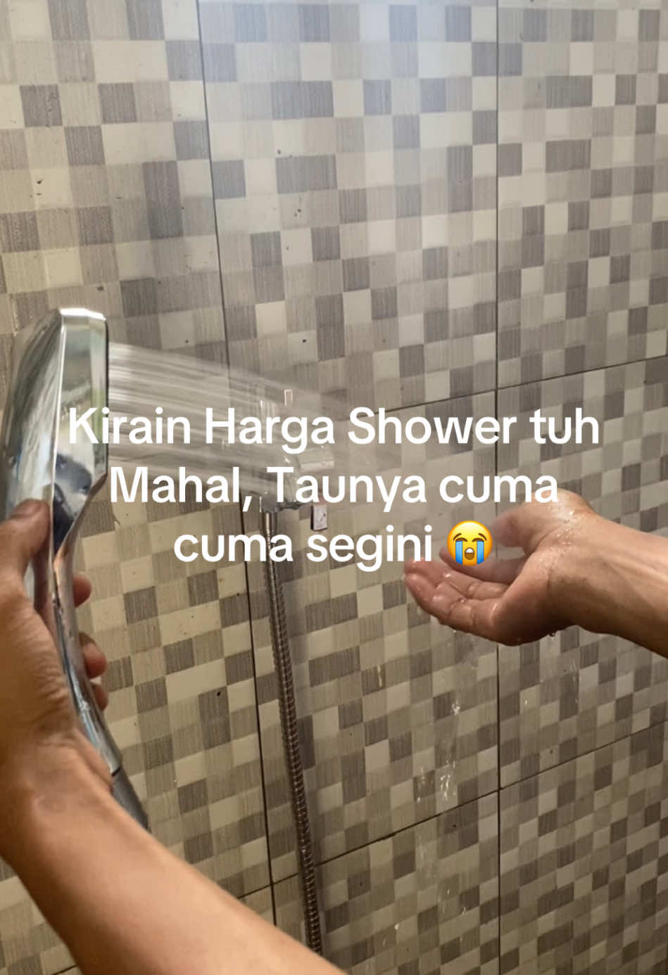 Ternyata mandi pake shower Enak banget cuyy 😭 #fyp #trend #mandi #shower #keran #fuji #tahunbaru #akhirtahun #tahunbaru2024 #xybca #tiktok #keranair 