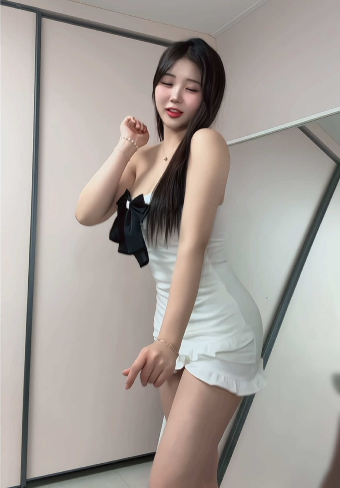 나도 연말이니까 샤랄라한 것 좀 입어보께 😳 #fyp #04 #어둠챌린지 