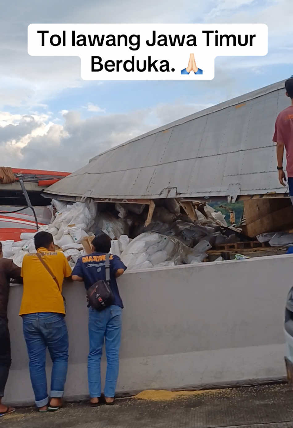 Tol Lawang Malang Berduka. Jalan Tol Menuju Malang Macat Total. 🙏🏻 #fypシ #fypシ゚viral #fypage #videoviral #fypageシ #fyp #fyppp #malangberduka #berduka #kecelakaanberuntun 