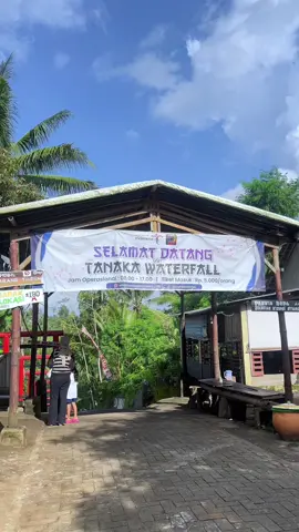 Tanaka Waterfall, destinasi dari sumber mata air jernih😍 yang dibendung dengan memiliki pemandangan alam yang indah dan asri🍃 Cocok untuk menghilangkan penat dengan bermain air dan menikmati suasana asri dengan duduk di tepian air mengalir💦 HTM murce sekaleee hanya 5k💸🫢#wisataalam #wisatamalang #kabupatenmalang #tanakawaterfall 