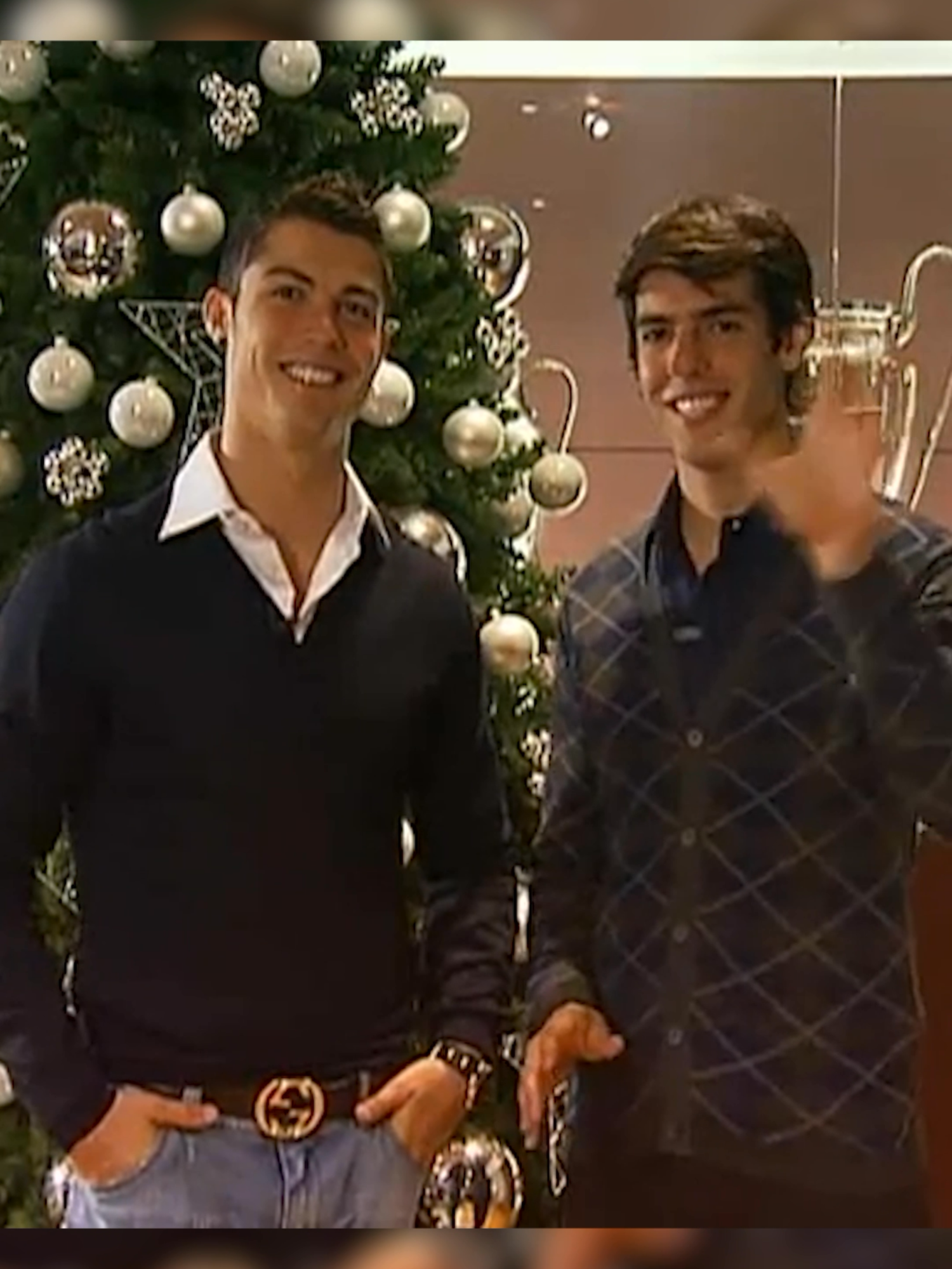 Il était une fois au Real Madrid... Cristiano Ronaldo et Kaká qui vous souhaitent un Joyeux Noël ! 🧑‍🎄🎄 Cette vidéo n'a pas pris une ride ! 😂 @realmadrid #cristianoronaldo #kaka #noel #joyeuxnoel #football