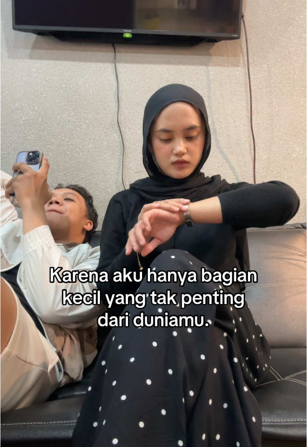 Lebih perhatian ke hpnya