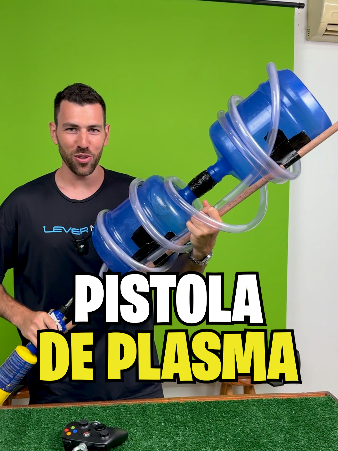 Criei um canhão LANÇADOR DE PLASMA caseiro usando galão de água! 🔫 Não esquece de me SEGUIR pra ver os testes mais bizarros e inusitados da INTERNET! 🤪