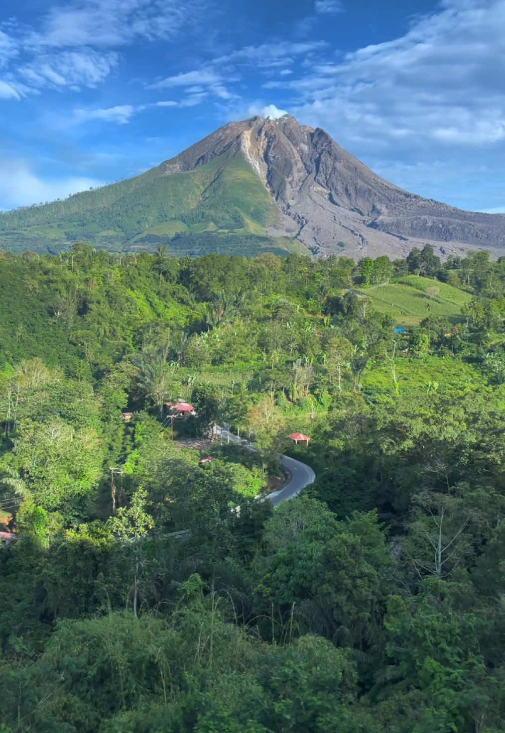 Tetap kalo menurut aku, lokasi ini menjadi pemenang Top View Sinabung, menurut kalian cemana ??? #fyp #sinabung #sumut #karo 