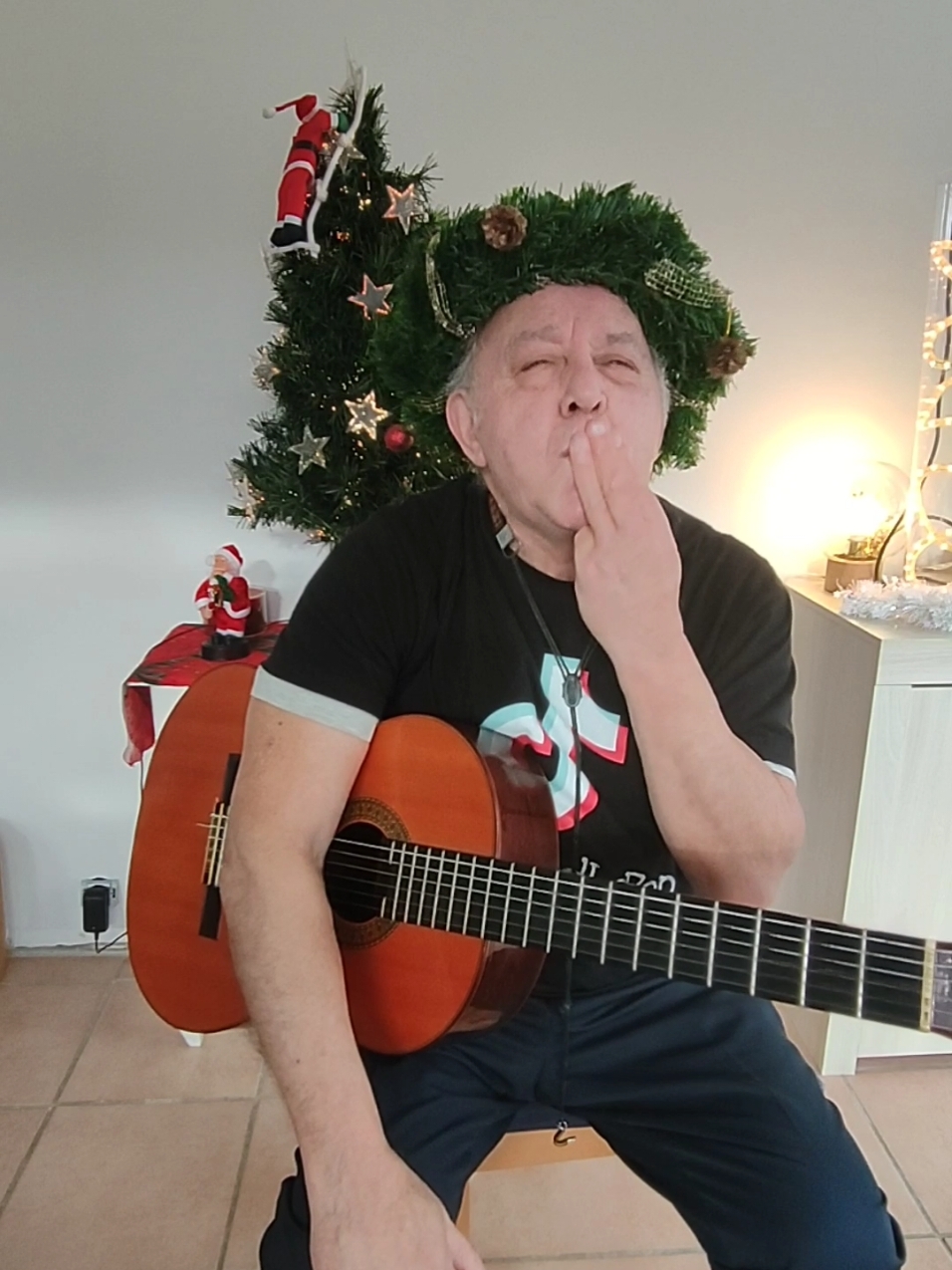 Papi vous souhaite un Joyeux Noël ❤️ Likez et partagez ❣️ #tikok #partage #sharethemagic #likе #pourtoii #virale #papi #videoviral #viral_video #foryoupage❤️❤️ #fyp #noel #christmas #merrychristmas #song #chanson #france #tiktoker #tiktokviral #loveyou #messages #sapindenoel #chansondenoel #christmassong #guitar #mood #goodvibes #hungergames 