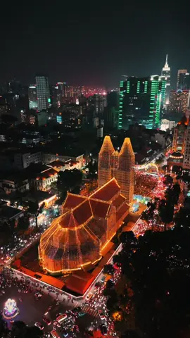 ✨ Notre Dame Cathedral of Saigon (Nhà Thờ Đức Bà) ✨ Recently adorned with stunning festive lights, this iconic landmark glows with timeless beauty! 🌟 Capturing its charm from above, the vibrant colors and intricate details shine brighter than ever. ✨ Nhà Thờ Đức Bà Sài Gòn ✨ Với ánh đèn trang trí rực rỡ mới đây, biểu tượng lịch sử này trở nên lung linh và đầy mê hoặc! 🌟 Từ góc nhìn trên cao, vẻ đẹp cổ kính và sắc màu sống động của nhà thờ càng thêm nổi bật. #NotreDameCathedral #DroneView #NhàThờĐứcBà #SaigonAtNight #Vietnam #dronevideo #christmaslights 