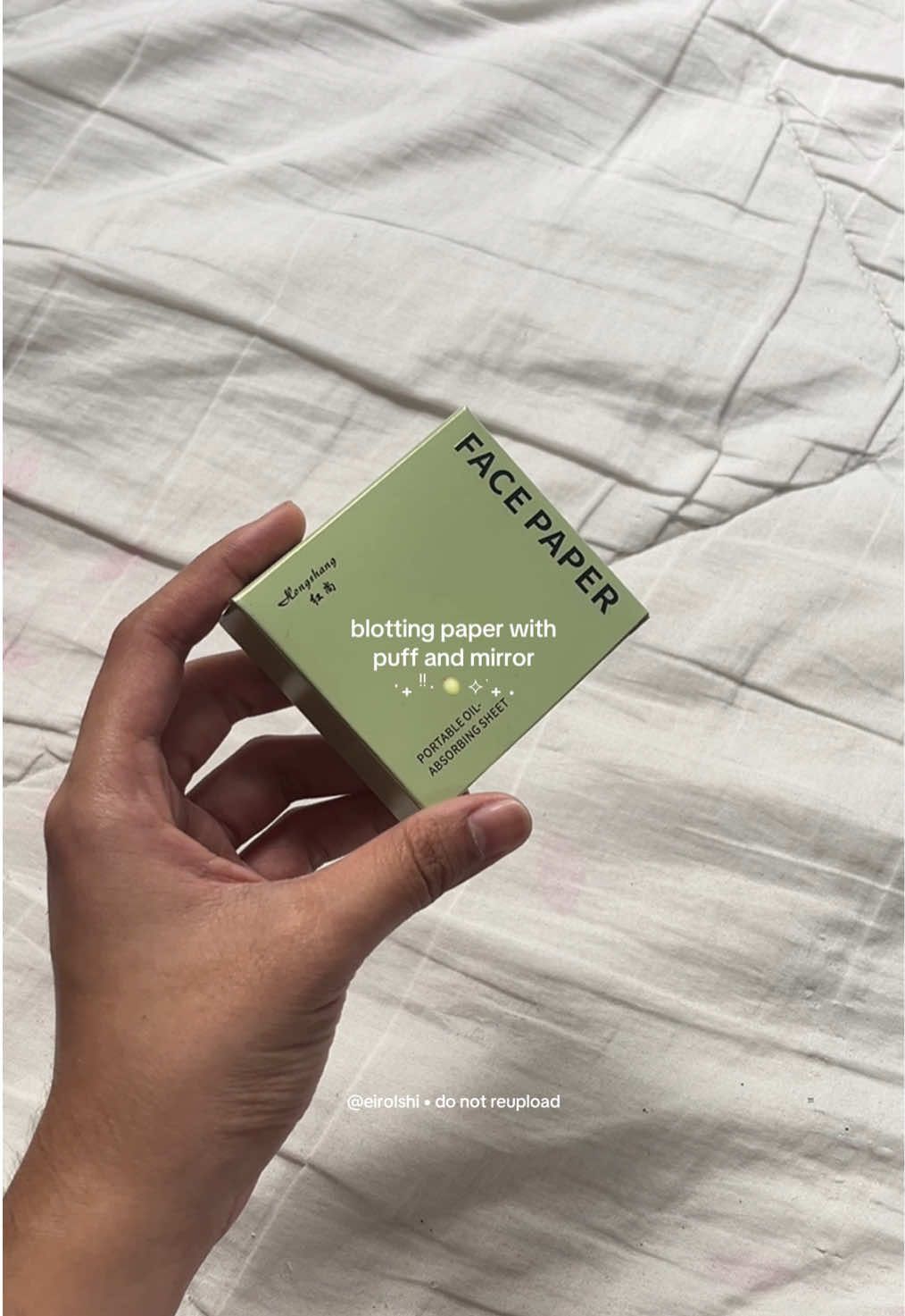 she’s not a regular blotting paper, she’s a cool one 🍈✨ #blottingpaper #blottingsheets #oilabsorbingpaper #oilytok #oilygirltings #facepaper 