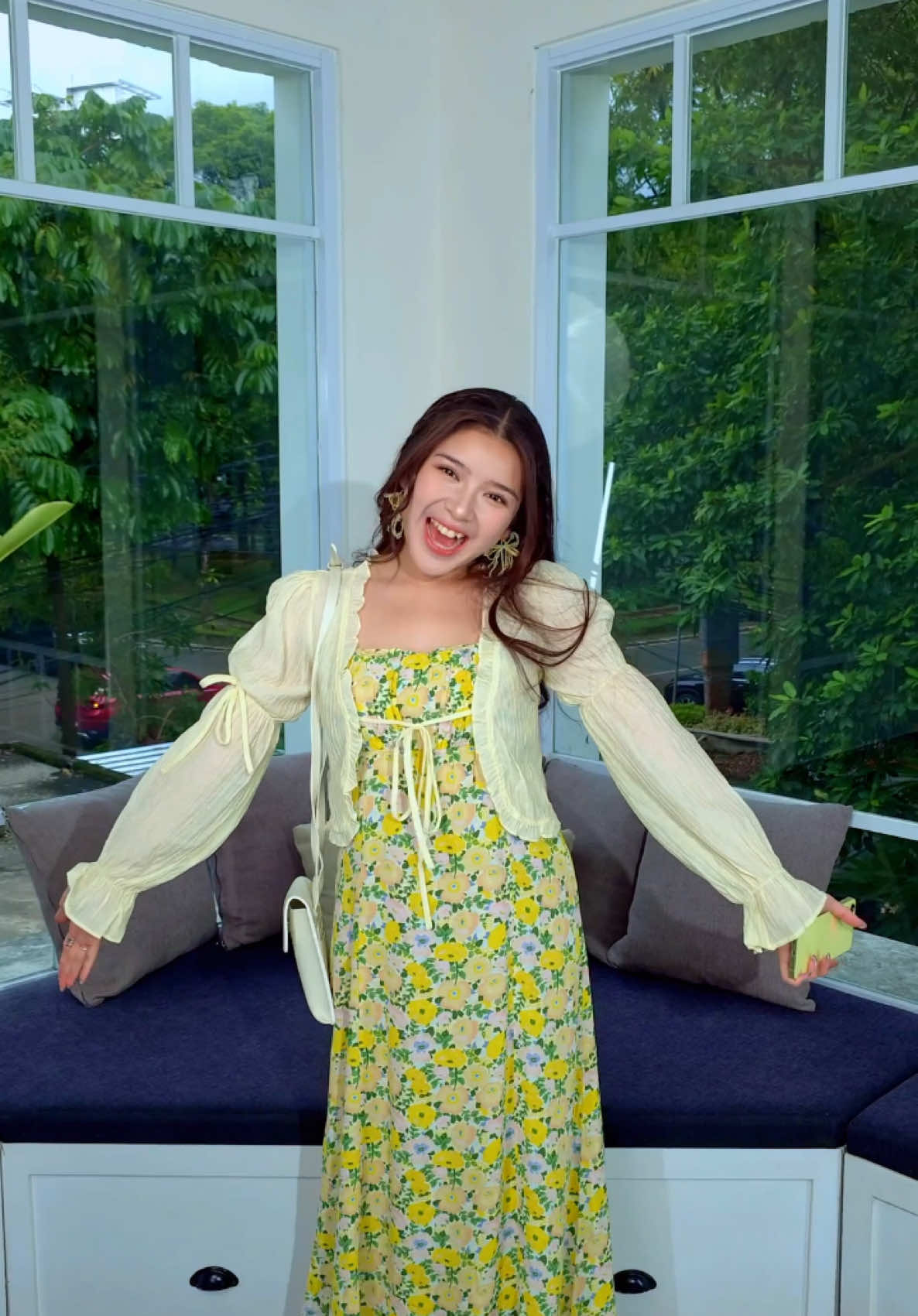 Thank you untuk semua #AwesomeGeneration yang udah vote OOTD Titi liburan! 🥳 Pasti penasaran kan sm hasilnya?! Langsung nonton videonya, like & komen di bawah ini dengan emoji first impression kamu untuk #TiaraAwesomeHoliday!  Jangan lupa join #AwesomeCircle nya sekarang karena lagi ada promo special akhir tahun FREE e-voucher samsung.com/id senilai 300k! Hanya sampai 9 Januari 2025! #GalaxyA55 5G #AwesomeEveryday