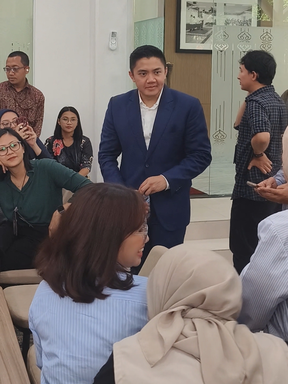 Pesona mayor teddy membuat wartawan istana heboh #fyp #mayorteddy #teddyindrawijaya #viral #beritahariini #beritaviraltiktok 