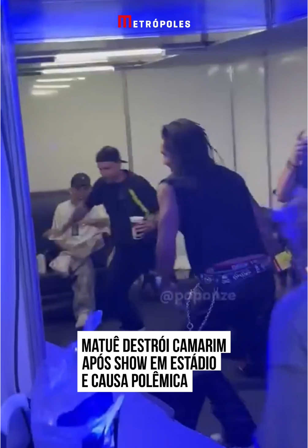 O rapper #Matuê virou assunto nas redes sociais após um vídeo em que aparece quebrando um #camarim no Estádio Mané Garrincha, em #Brasília, viralizar. A gravação foi publicada pelo perfil Poponze e rapidamente gerou debate entre os internautas. Nas imagens, Matuê é visto dando uma “voadora” em uma divisória do camarim, destruindo-a. Depois, ele atravessa para o outro lado e começa a chutar objetos que estavam no local, enquanto amigos do rapper aparecem gritando e jogando itens pelo espaço. Em outro momento, uma pessoa é flagrada batendo uma garrafa, contribuindo para a confusão. Após a repercussão, a situação foi explicada por uma Central de Fãs do rapper em uma resposta à postagem do Poponze no X, antigo Twitter. Segundo os fãs, Matuê seria o dono do evento e do camarim, e o episódio não passou de uma “brincadeira para celebrar um ano de sucesso”. Uma pessoa da equipe de Matuê também respondeu a publicação e explicou a situação. “A produtora do evento é a 30. O Matuê era o dono do evento. Foi a nossa última entrega do ano, um ano marcado por muito trabalho, muita entrega, muita dedicação e muito sucesso. Isso daí é uma brincadeira, uma comemoração dum time que merece”, escreveu ele. Ainda assim, o comportamento dividiu opiniões. “Ninguém liga se é dele ou não o camarim, uma atitude infantil dessas, que mico”, comentou uma usuária da plataforma. Outra internauta criticou o impacto nos trabalhadores: “De certo vai só dar mais trabalho pra equipe de limpeza, e em pleno fim de ano. Mas gente sem noção é assim mesmo”. #tiktoknotícias 