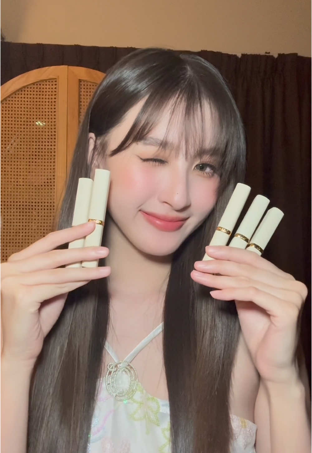 เติมบ่อยจนขอขยับ Rank ขึ้นเทียร์ 1 ให้เป็นลิปในใจช่วงนี้  L’Oreal Paris Color Riche Creme Matte Lipstick Limited Collection บางเบา เกลี่ยง่าย มีทั้งหมด 5 เฉดสี   ลองใช้ดู แล้วจะชอบบบบบ  #LOrealMakeupTH