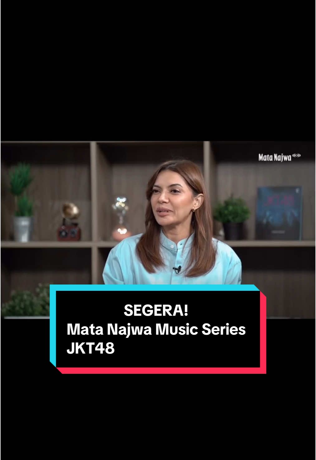 Nonton teater, datang ke konser, ikut fan event, beli banyak barang koleksi para member. Tentu ini semua enggak murah harganya. Apa yang mendasari loyalitas ini? Nantikan tayangan Mata Najwa Music Series @JKT48 di YouTube Najwa Shihab dan website narasi.tv. | Mata Najwa #MataNajwa #JKT48 