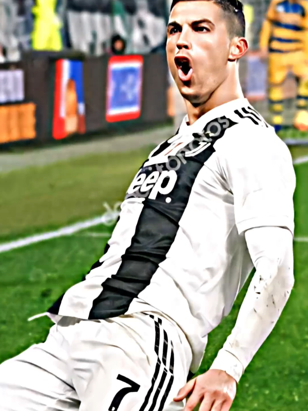 #cristiano😎 #juventus🤍🖤 #vdယူတင်ရင်crdပေးပါ✌🏻  #potugal🇵🇹 #fypシ #tiktokviral #footballtiktok #viewsမတတ်လို့ပြန်တင်တာ @TikTok 