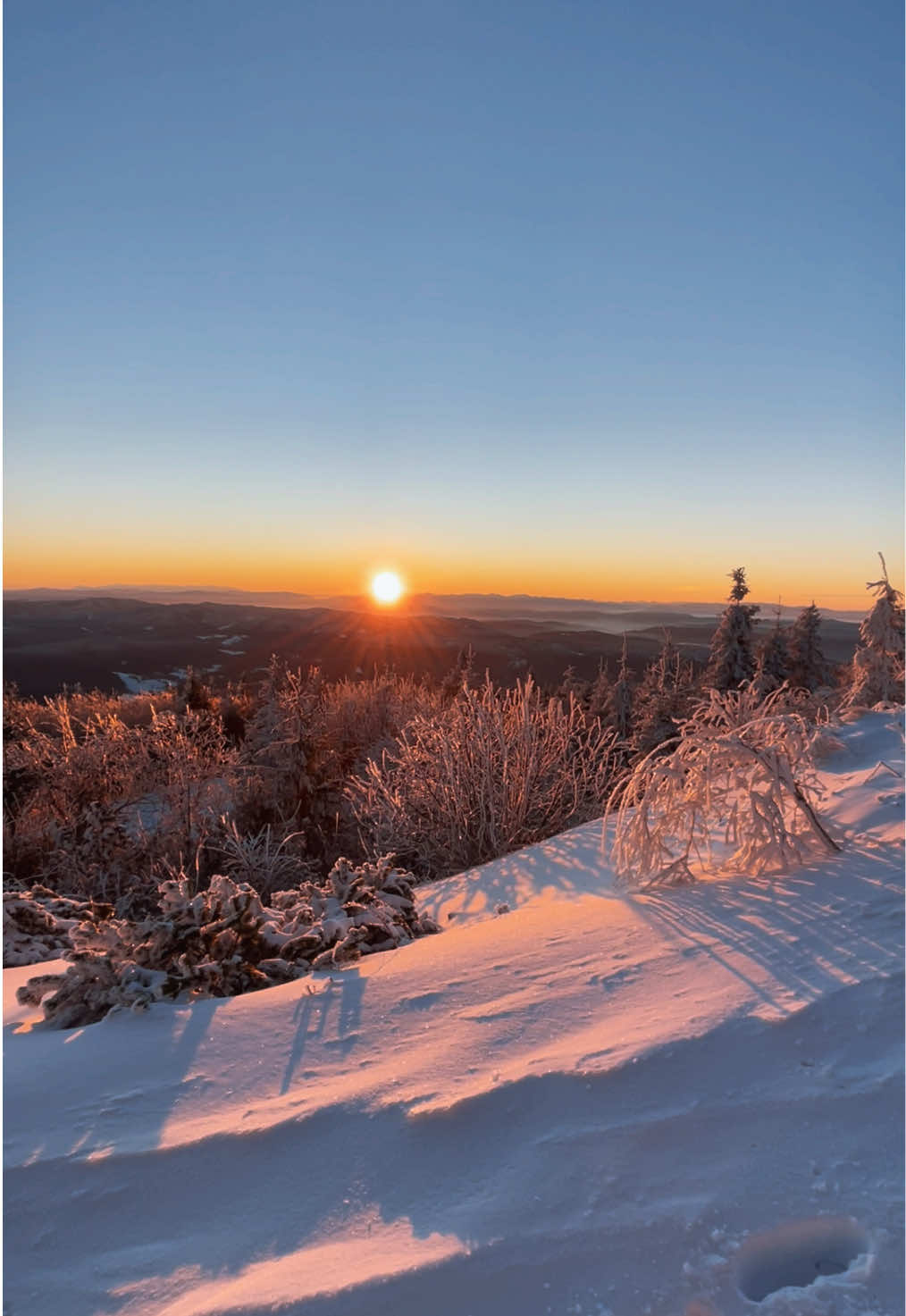 Východ slunce na Lysé hoře 🌄🏔️ #vychodslunce #lysahora #beskydy #czech #fyp #sunrise #naturelovers #wintervibes #czechia 