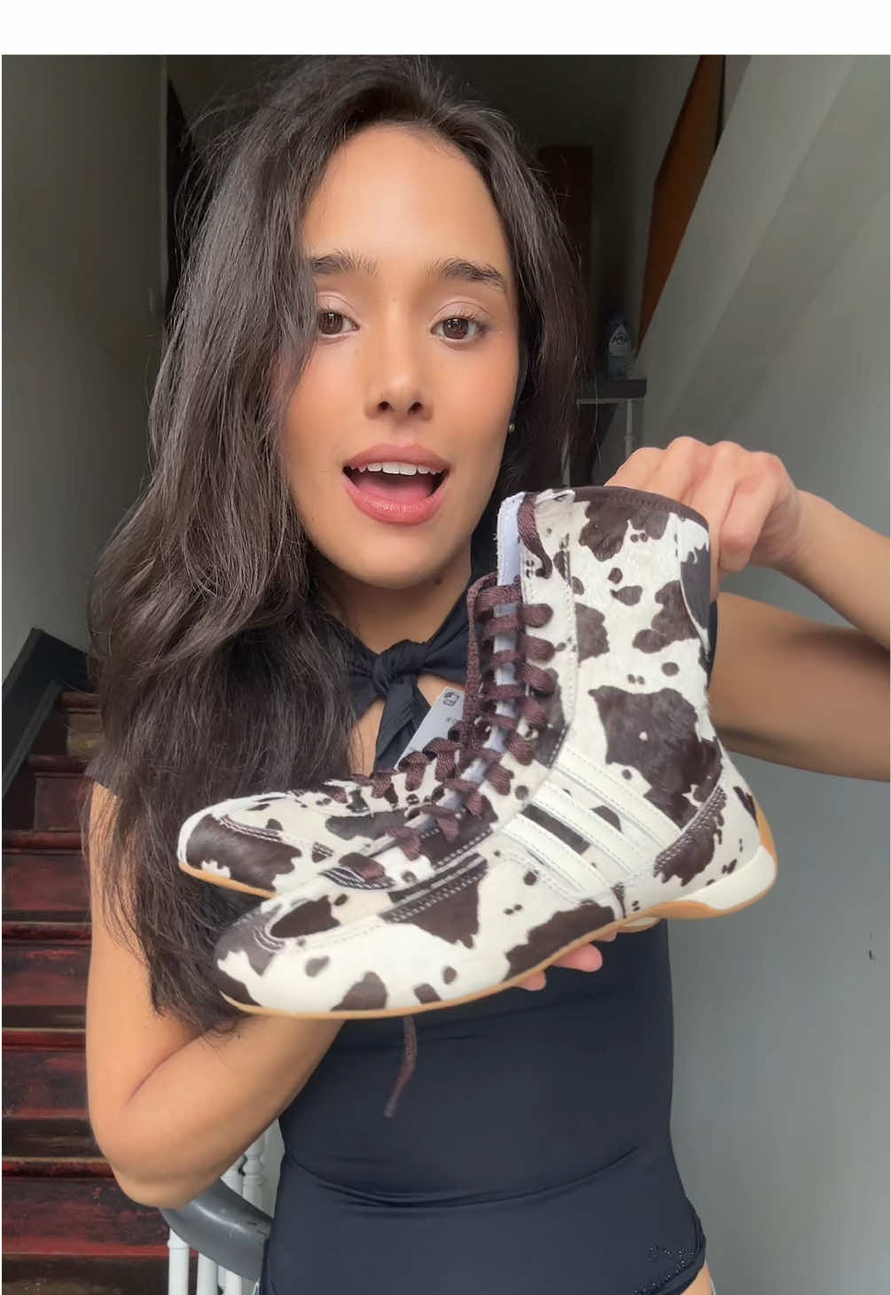 les nouvelle paire d’adidas de it girl #adidas #rasantmid #cowprint #itgirl #sneakers 